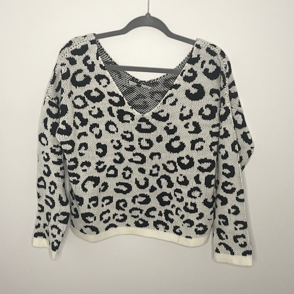 Snow leopard black white print off shoulder cropped sweater women size small med